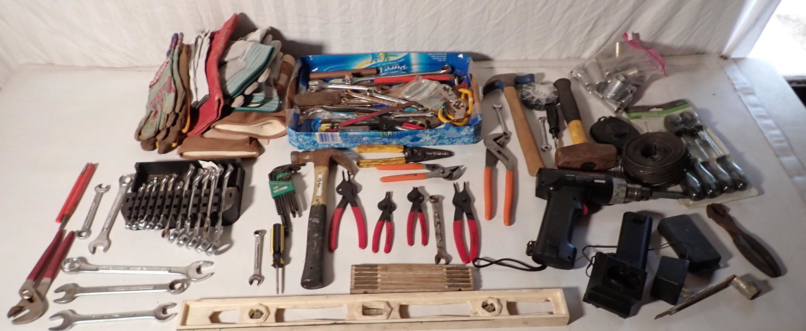 Tools & Work Gloves (1 of 8)