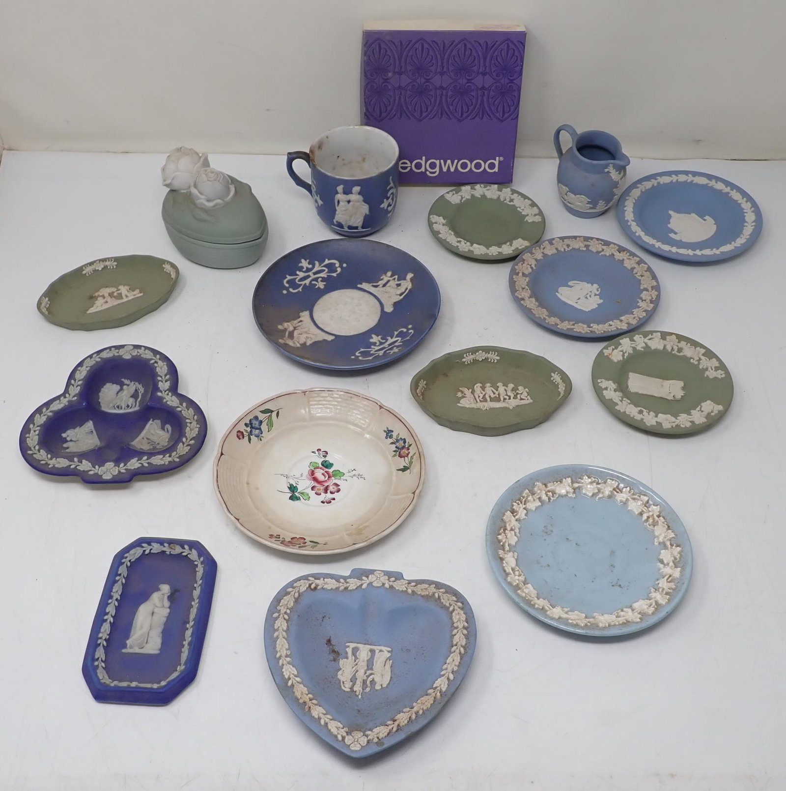 Misc Wedgwood: Trinket box ( back left) is not marked Wedgwood.