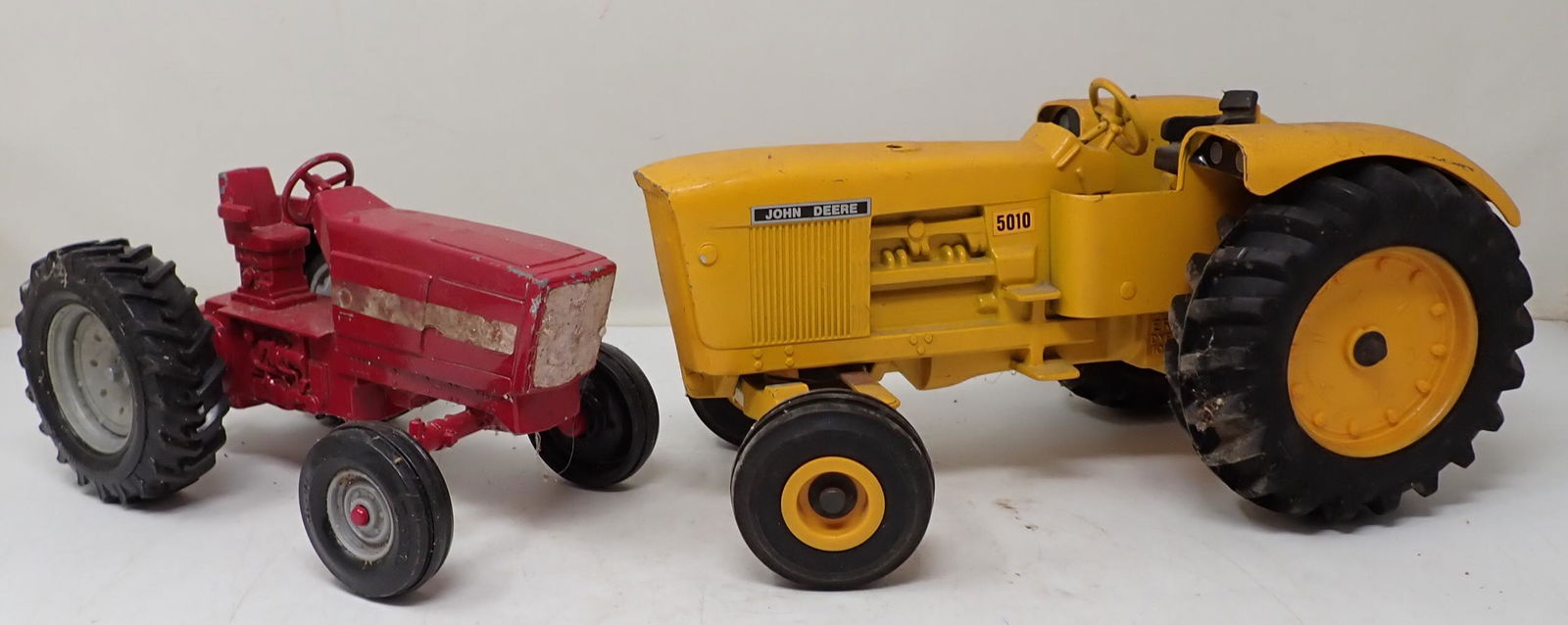 Ertl John Deere 5010 & IH Tractors (1 of 8)