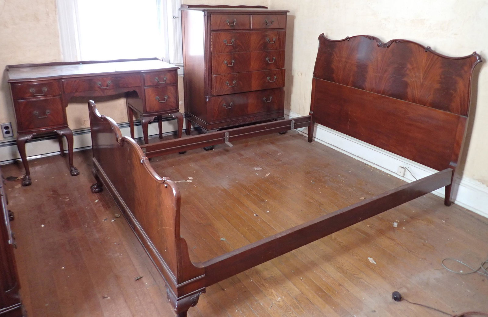 4 pc Walnut Bedroom Set w/ Ball & Claw Feet (1 of 16)