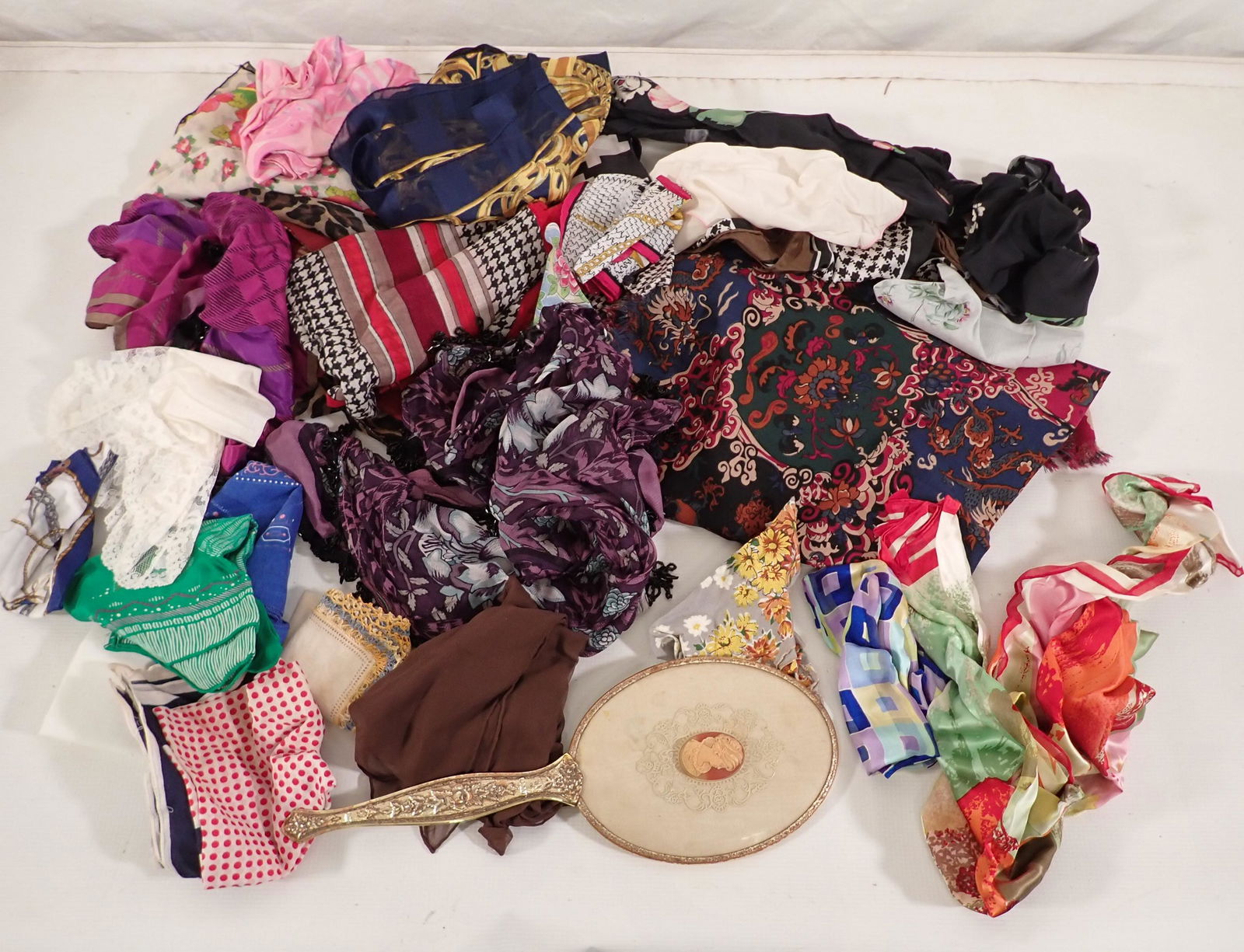 Scarves Handkerchiefs Vanity Mirror (1 of 3)