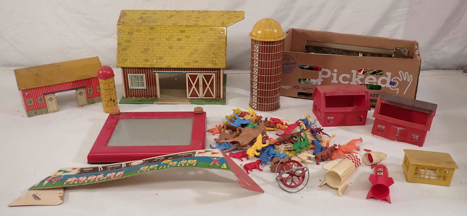 Tin Barns Plastic & Misc Toys (1 of 5)