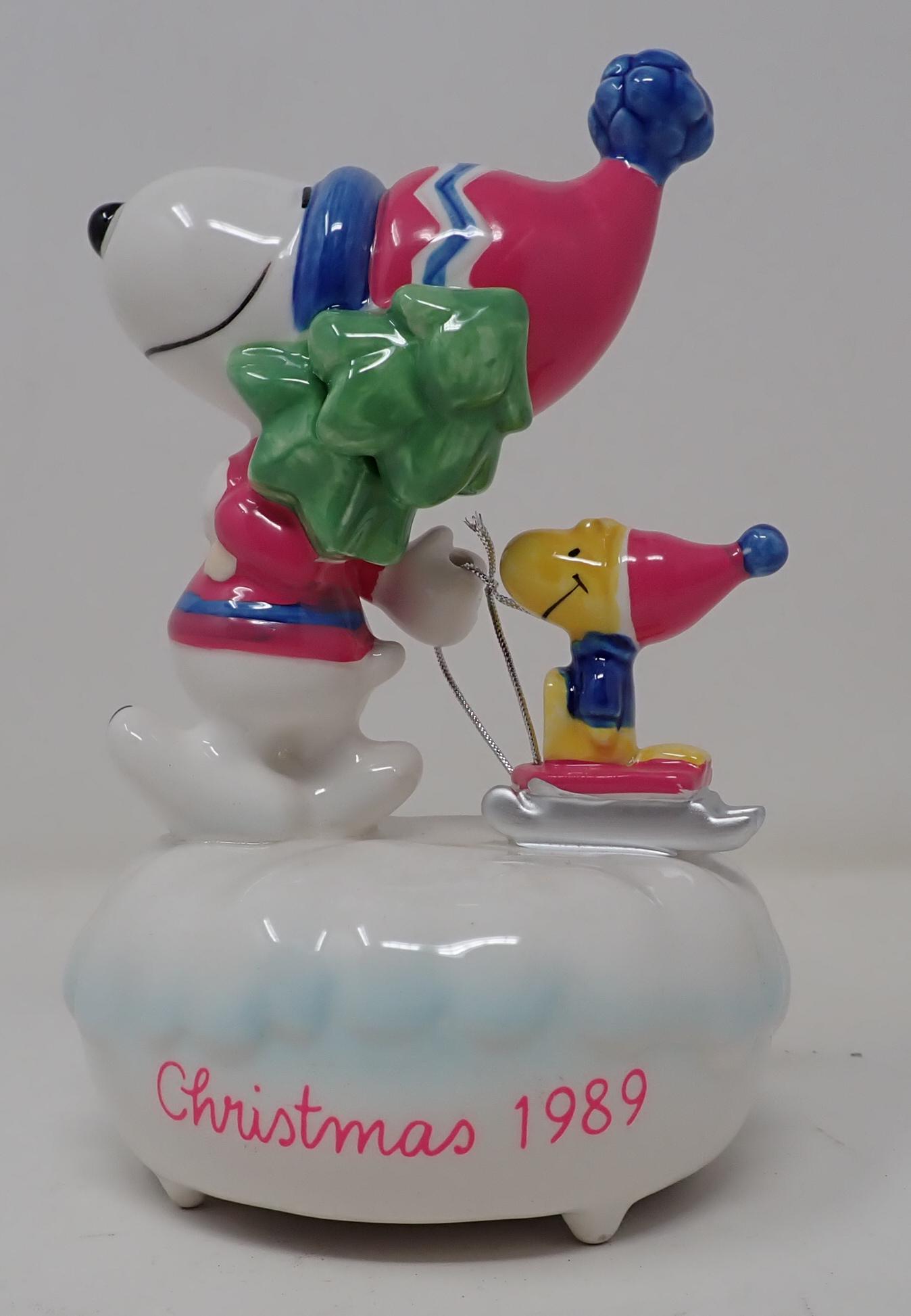 1989 Willetts Snoopy Christmas Music Box: Approx 6 1/2" tall