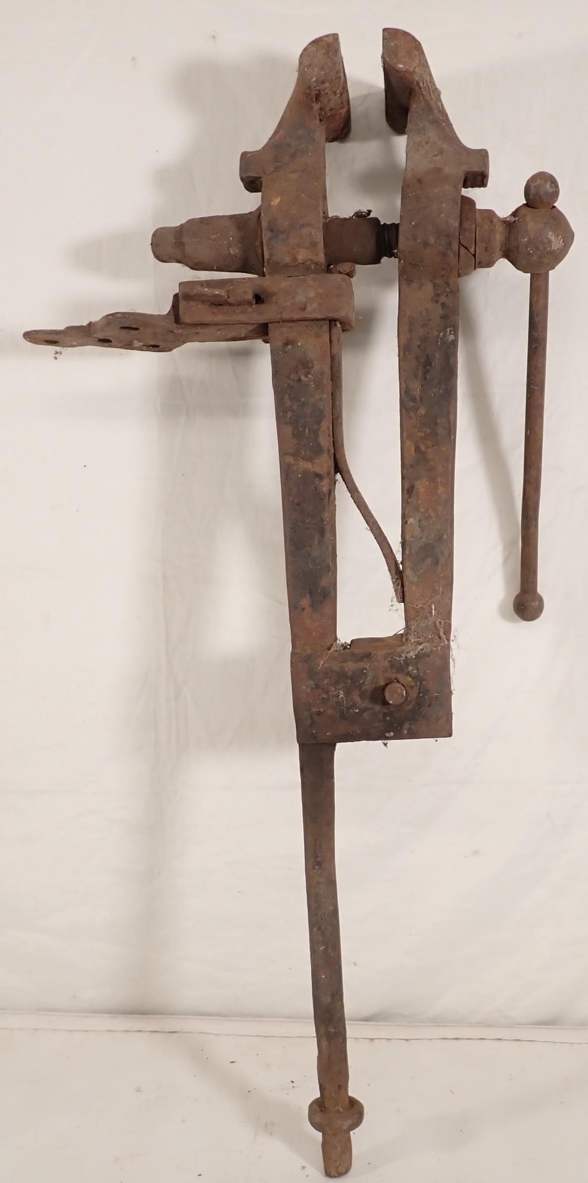 Blacksmith Post Vise (1 of 6)