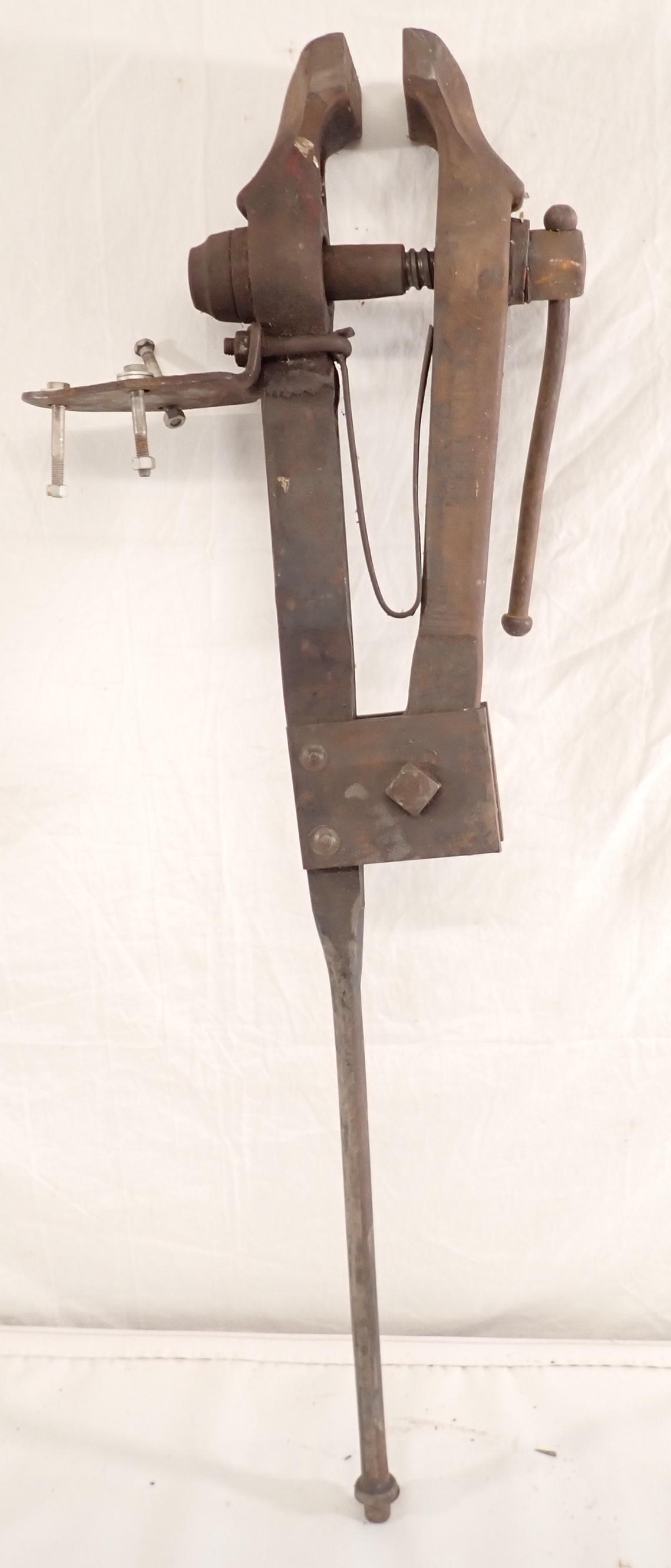 Blacksmith Post Vise (1 of 7)