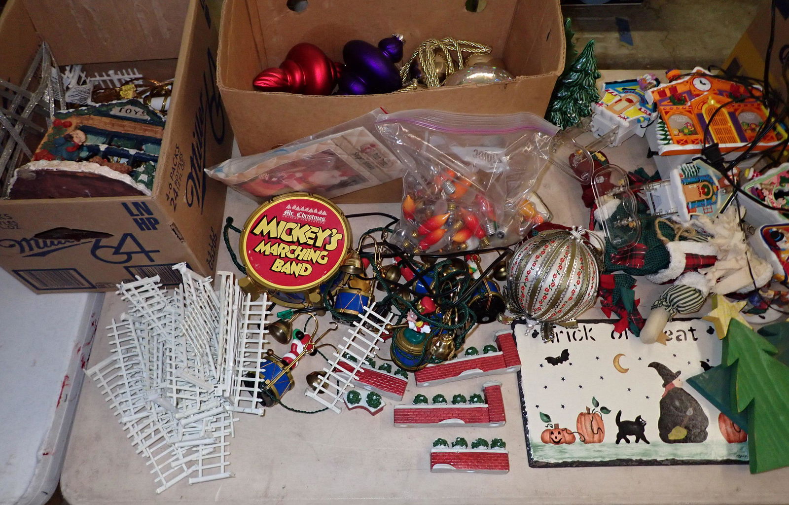 Table Contents of Christmas Decorations (1 of 8)