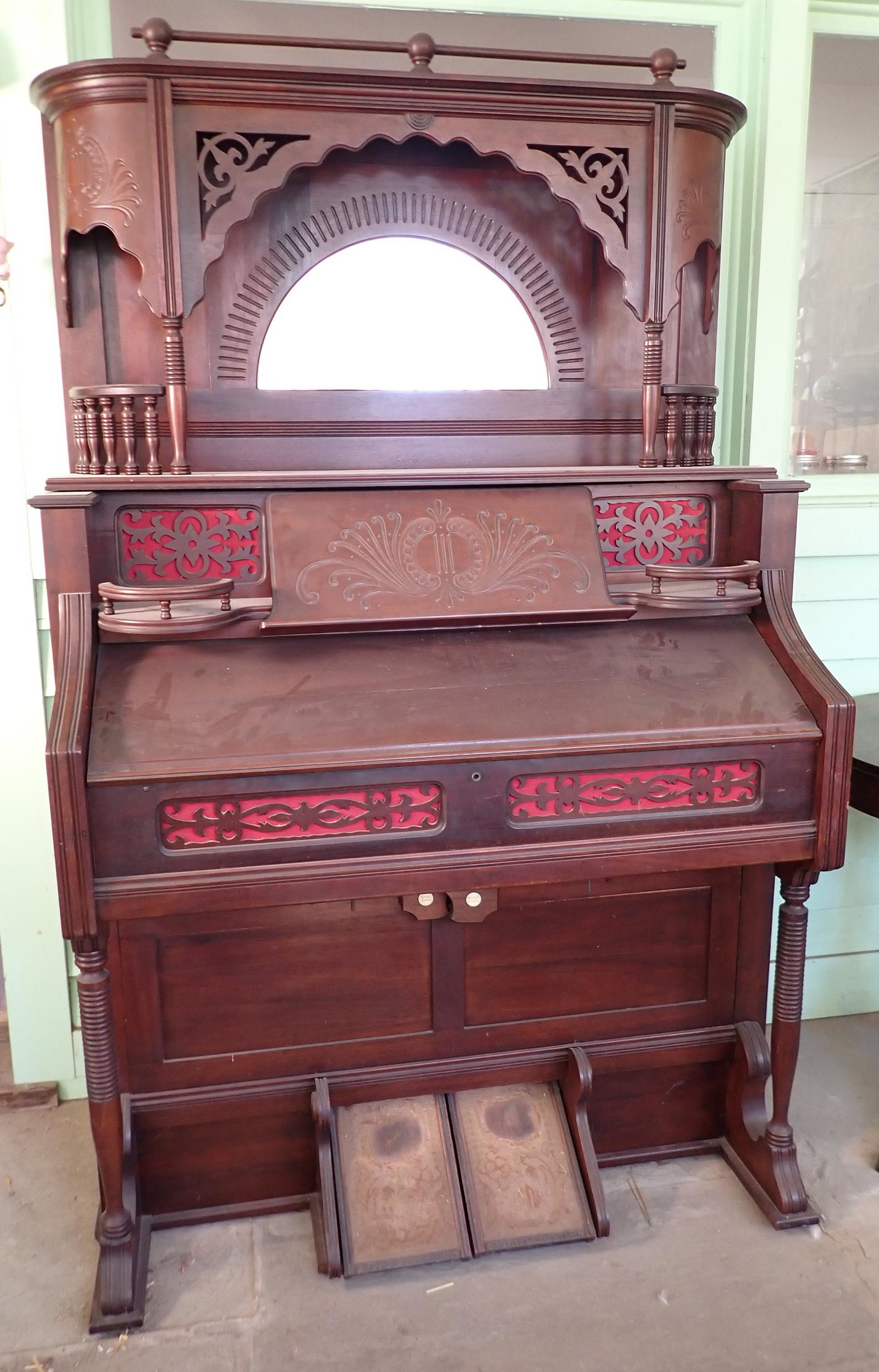 Esten Organ: Approx 21 1/2" x 41 3/4" x 72 1/2" tall. No shipping ! Bring help to load ! There are steps.