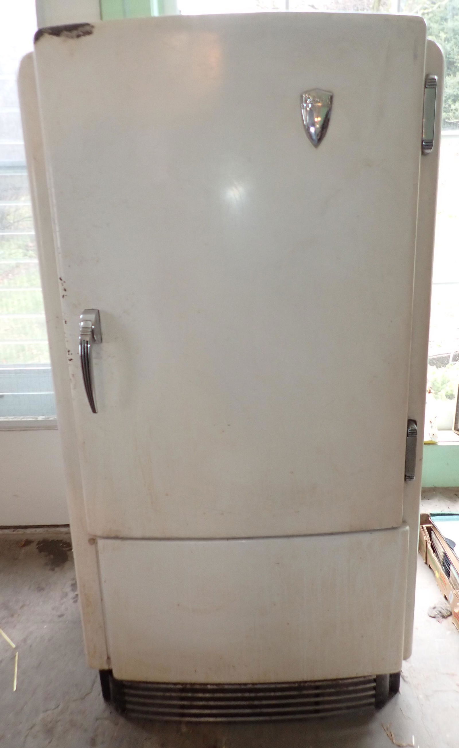 Vintage Hotpoint Refrigerator (1 of 4)