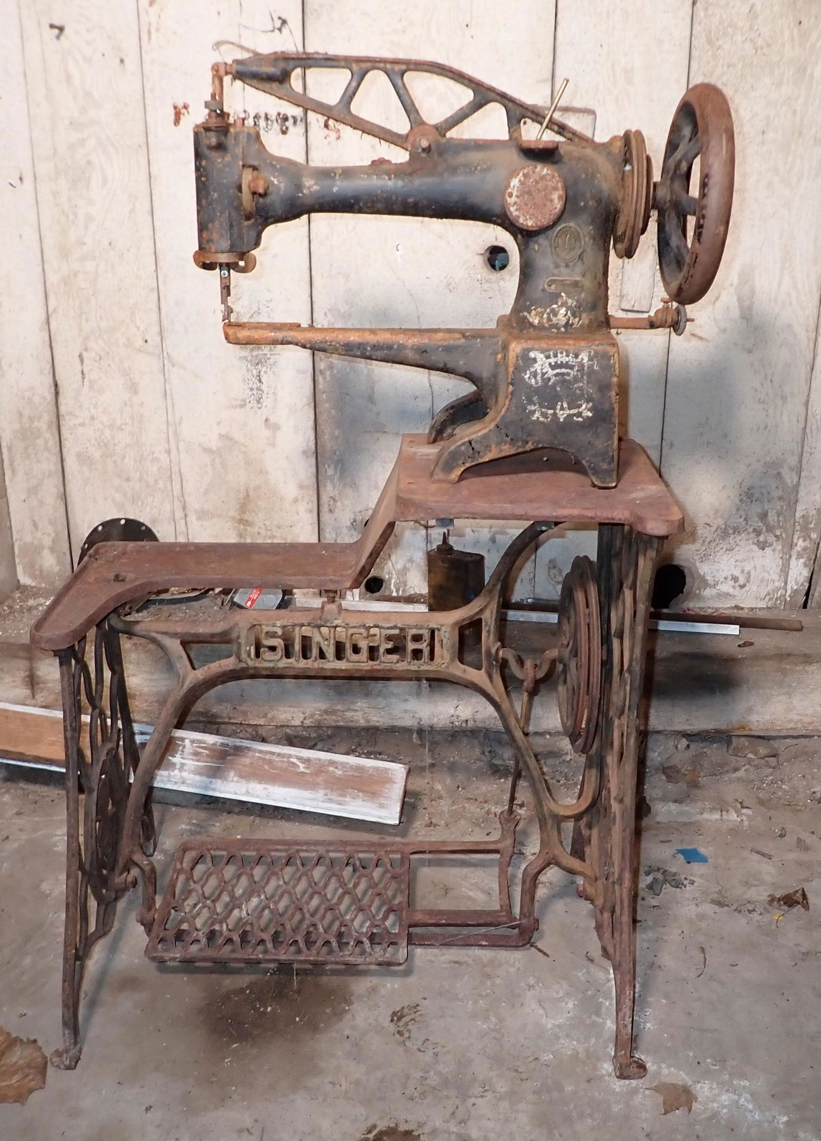 Antique Singer 29-4 Leather Sewing Machine (1 of 10)