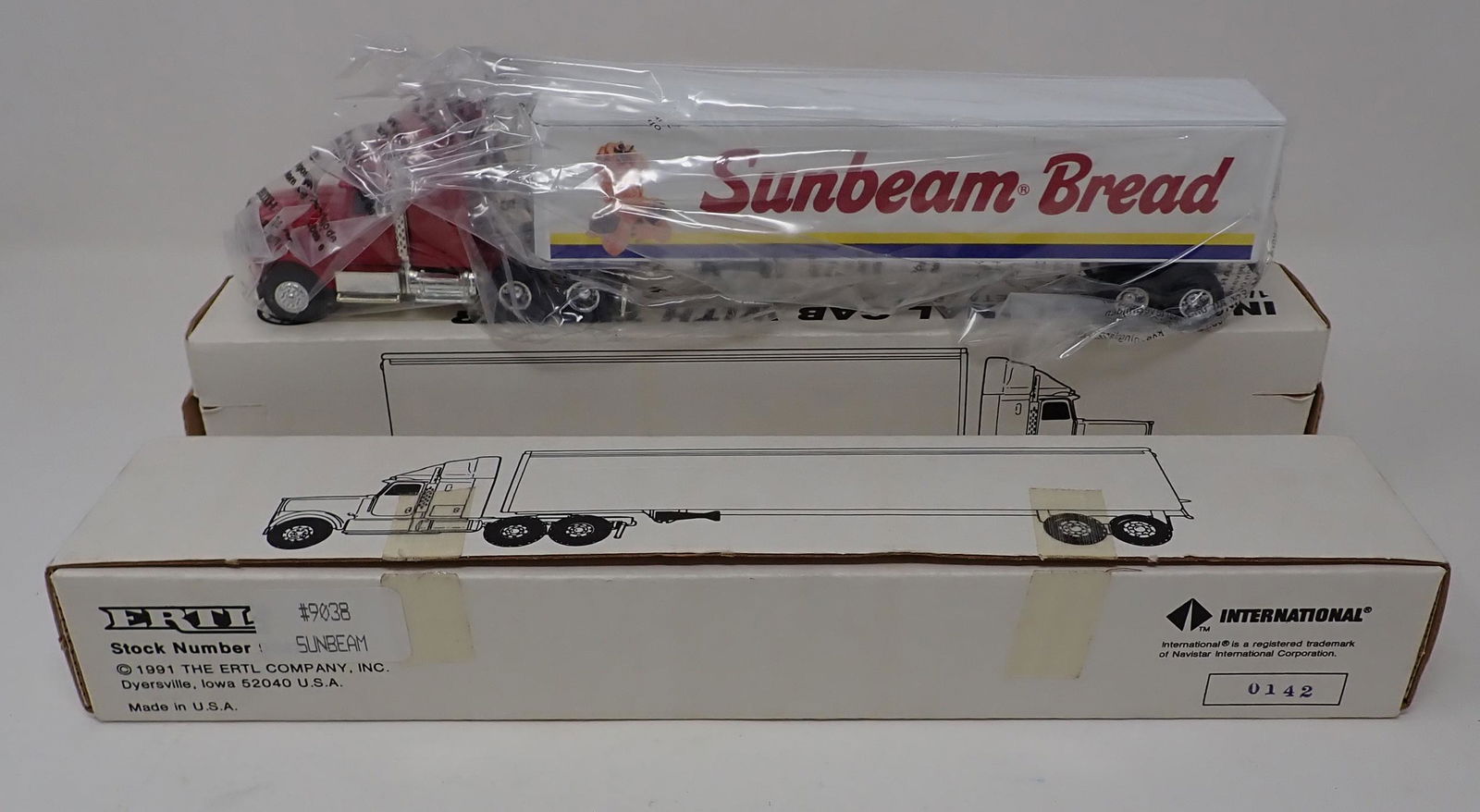 2 Ertl Sunbeam International Cabs w/ Trailers (1 of 2)