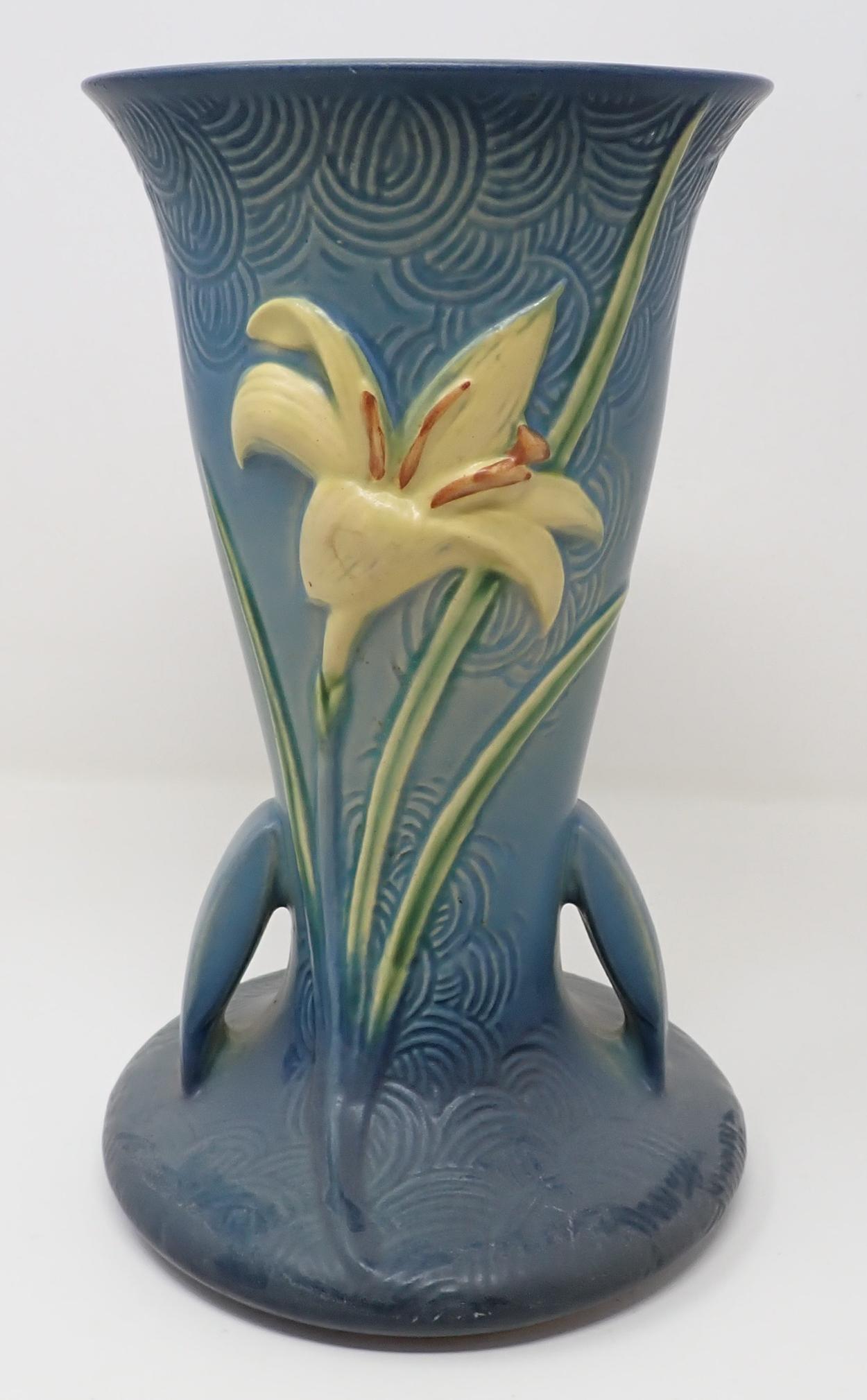 Roseville 136-9" Lily Pattern Vase (1 of 4)