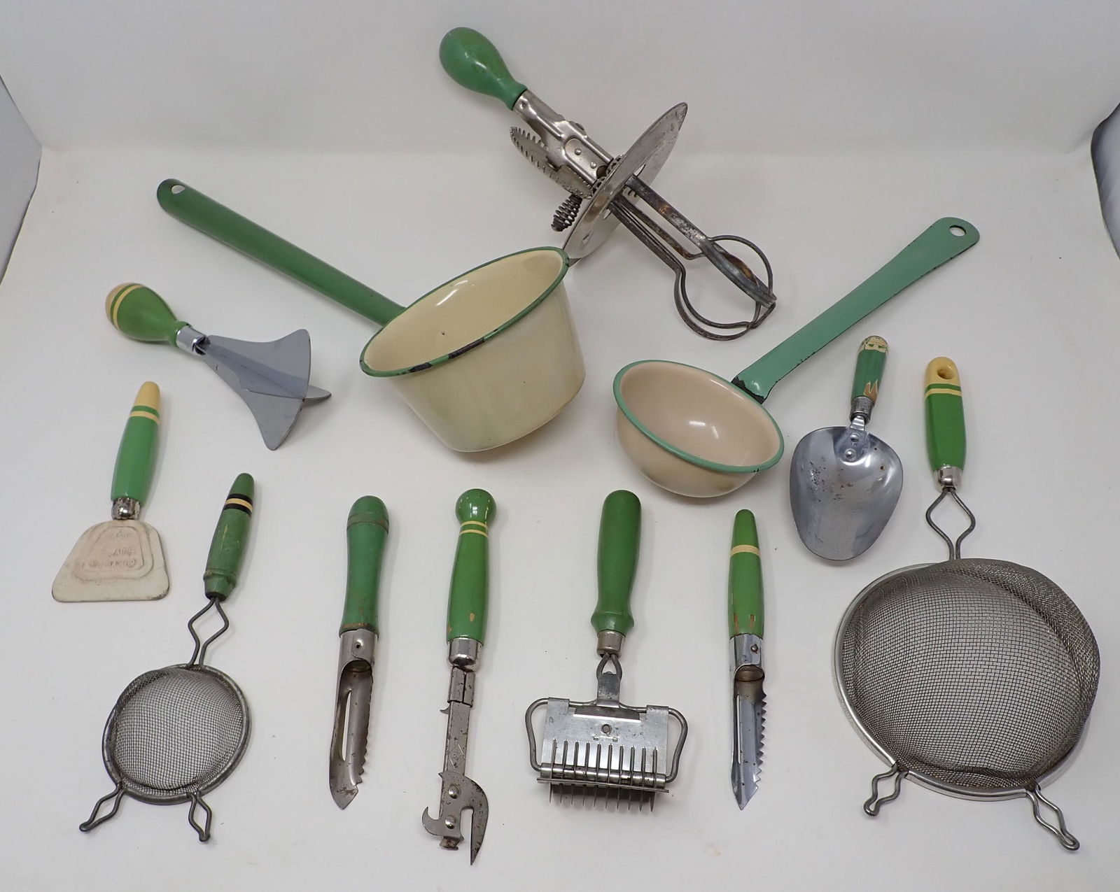 Vintage Green Handled Kitchenware (1 of 4)