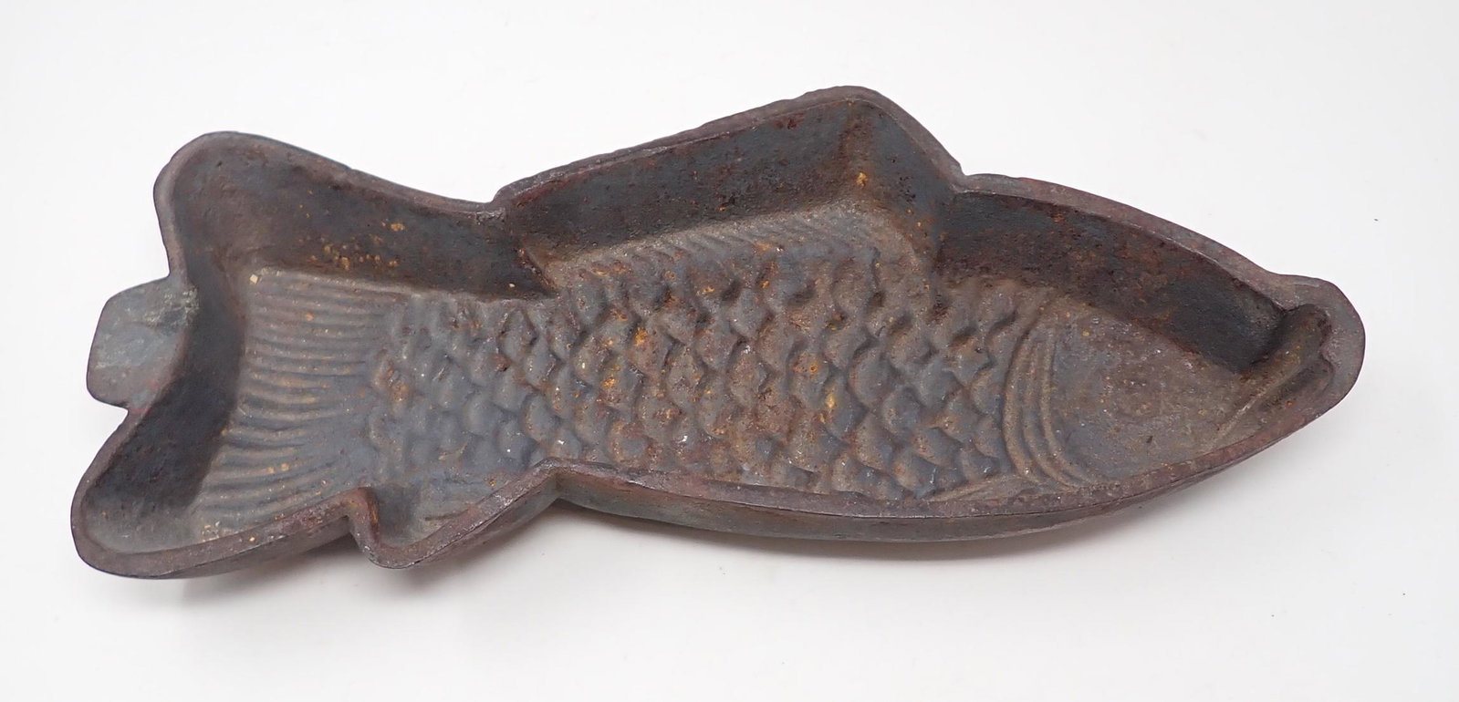 Cast Iron Fish Mold: Approx 5 3/4" x 13 1/4" x 2 1/4" tall. Heavy cast iron !