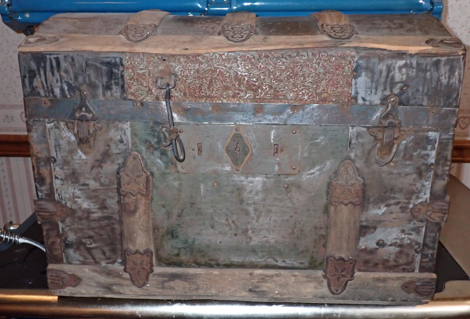 Dome Top Trunk: Approx 14 1/2" x 24" x 17" tall. NO SHIPPING !