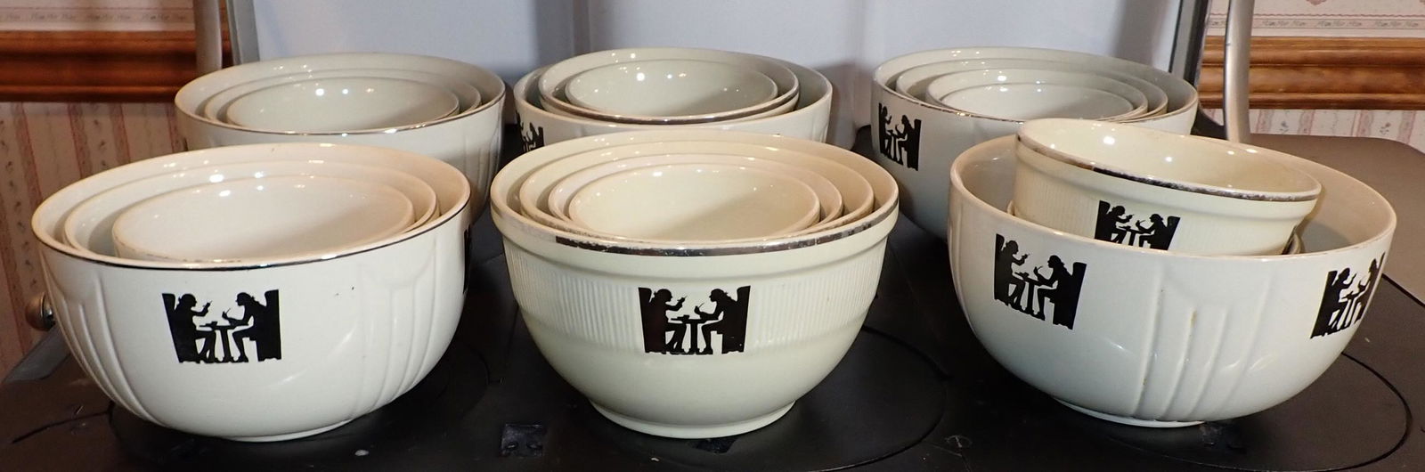 20 Hall's Silhouette Mixing Bowls (1 of 2)