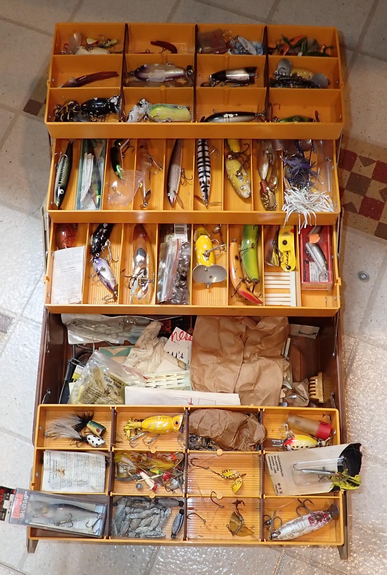 Tackle Box w/ Vintage Fishing Lures (1 of 4)