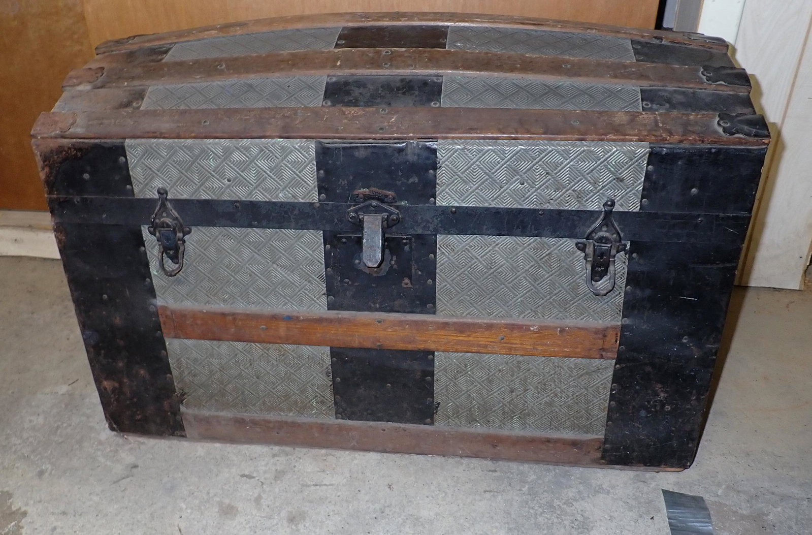Dome Top Trunk: Apprx 16 3/4" x 30" x 18 3/4" tall. No shipping ! Buyer to remove from basement