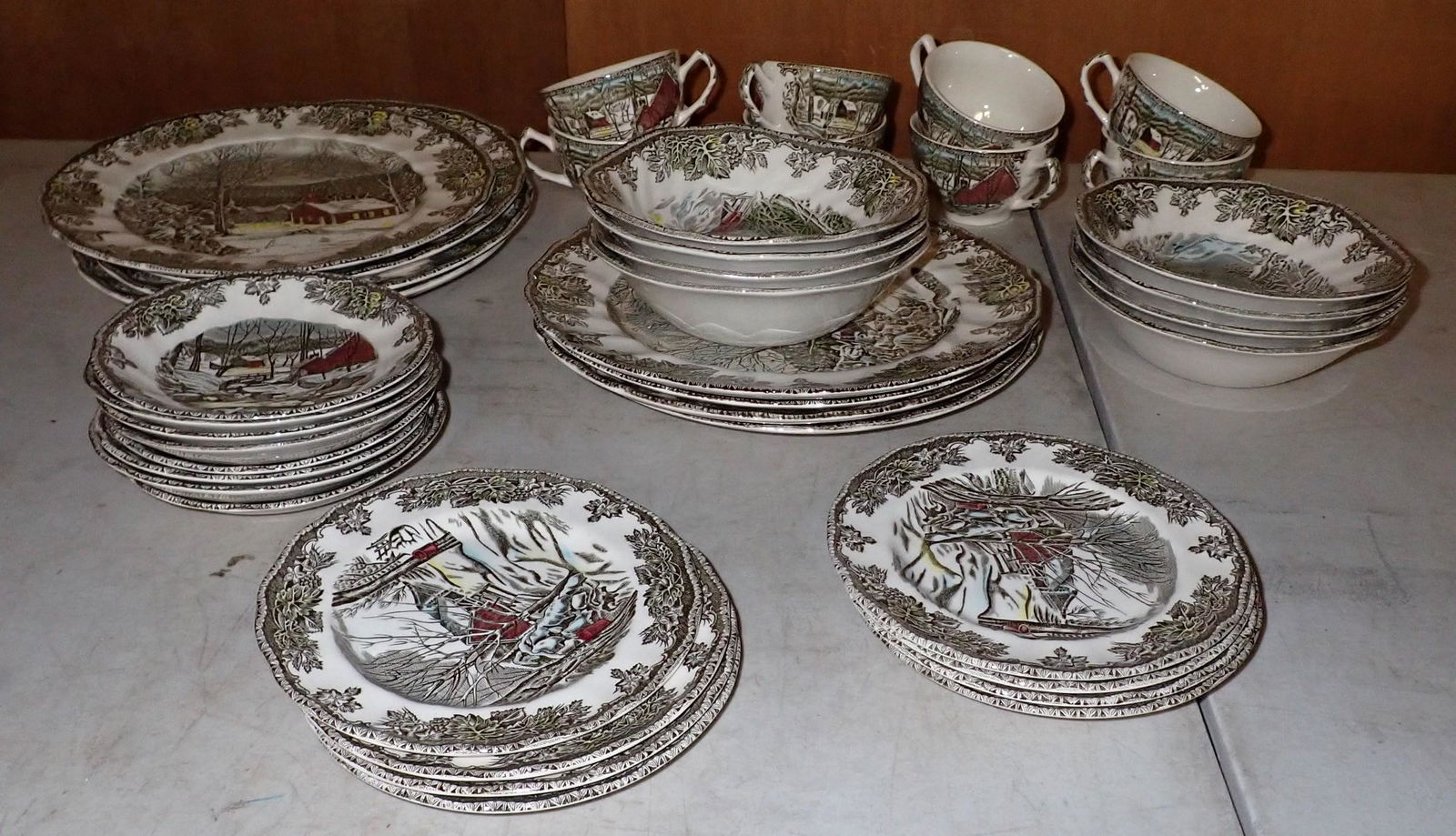 40 pcs Johnson Bros Friendly Village (1 of 6)