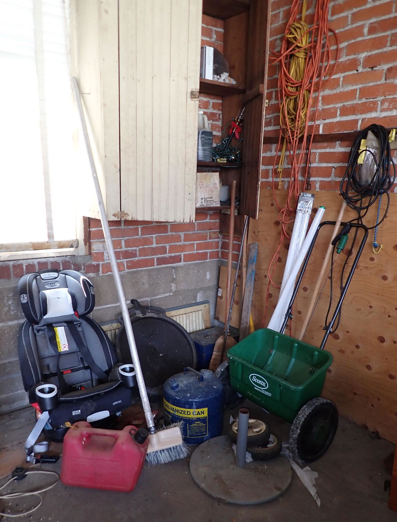 Jacks Scotts Spreader & Misc Garage Contents (1 of 9)