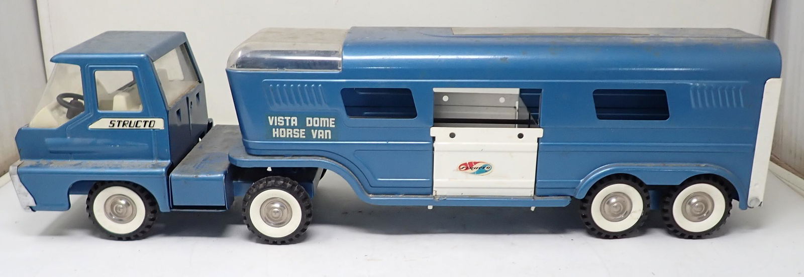 Structo Vista Dome Horse Van: Apprx 21 3/4" long