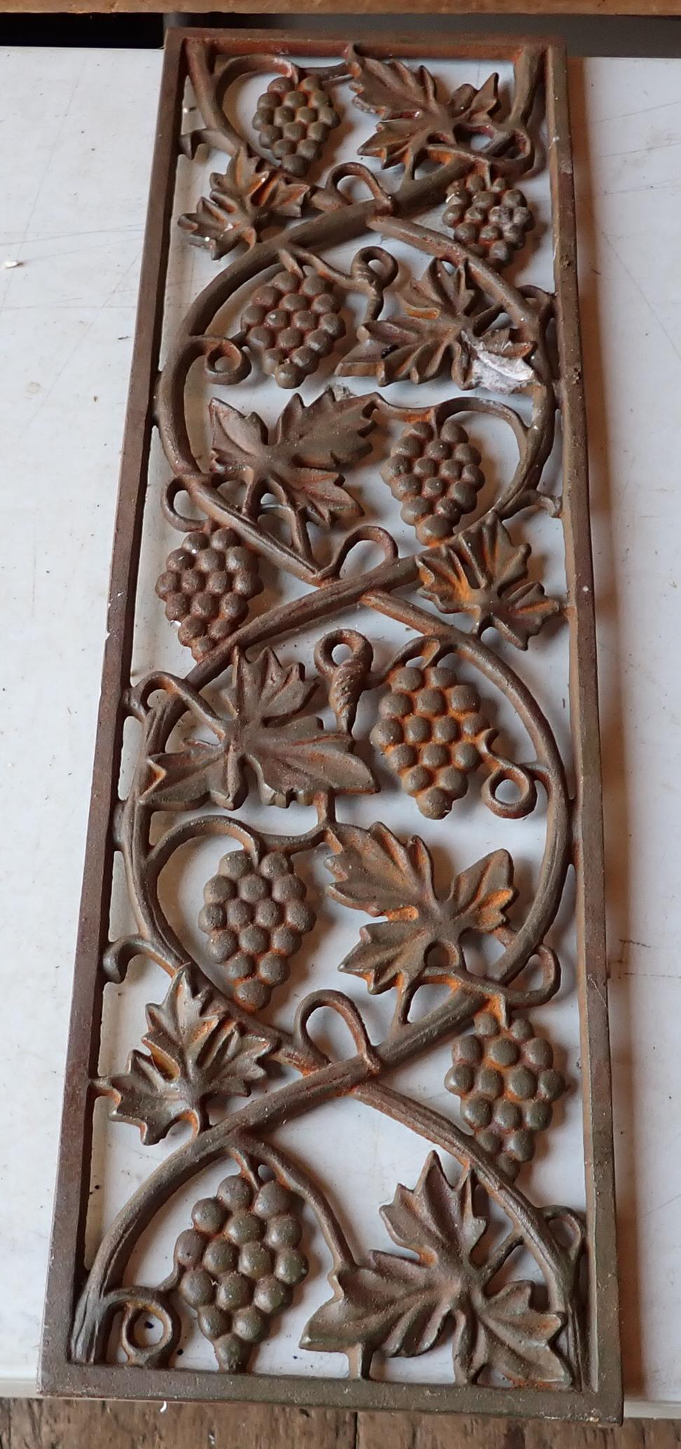 Cast Iron Grape Garden DÃ©cor: Approx 8 1/2" x 27 1/2"