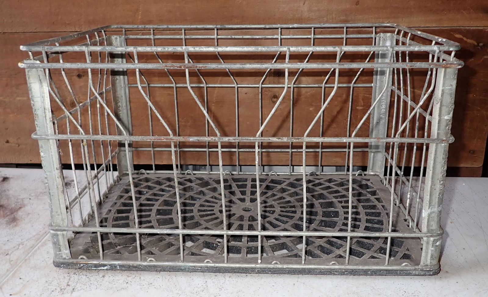 1975 Tuscan Wire Milk Crate (1 of 2)