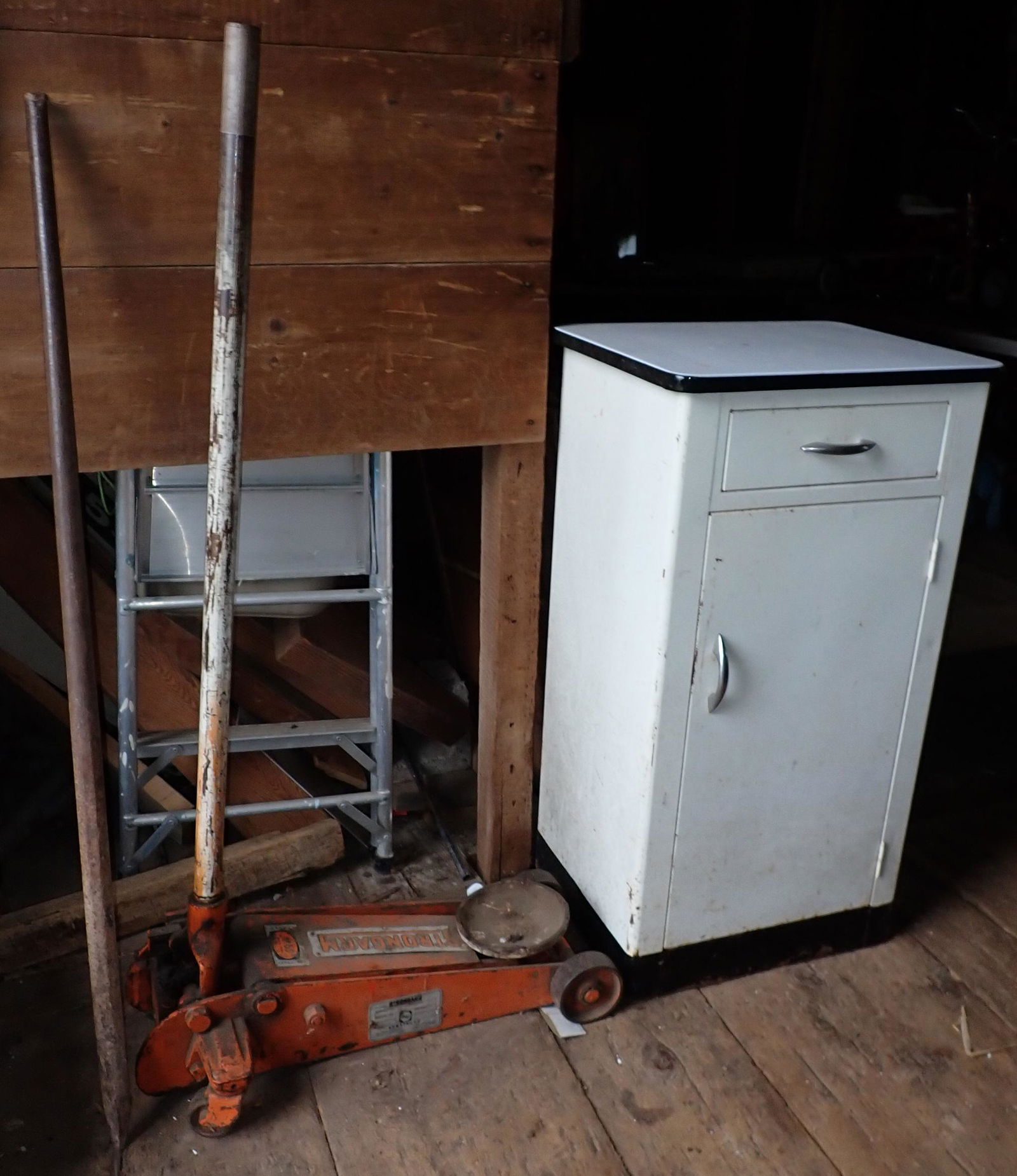1 1/2 Ton Floor Jack , Bar , & Cabinet (1 of 4)