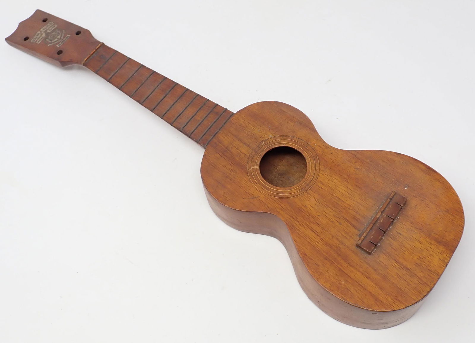 Kumalae 1915 Gold Award Ukulele (1 of 7)