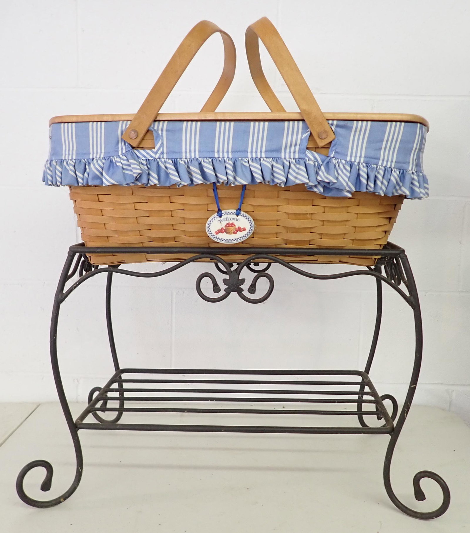 Longaberger Basket and Stand (1 of 4)