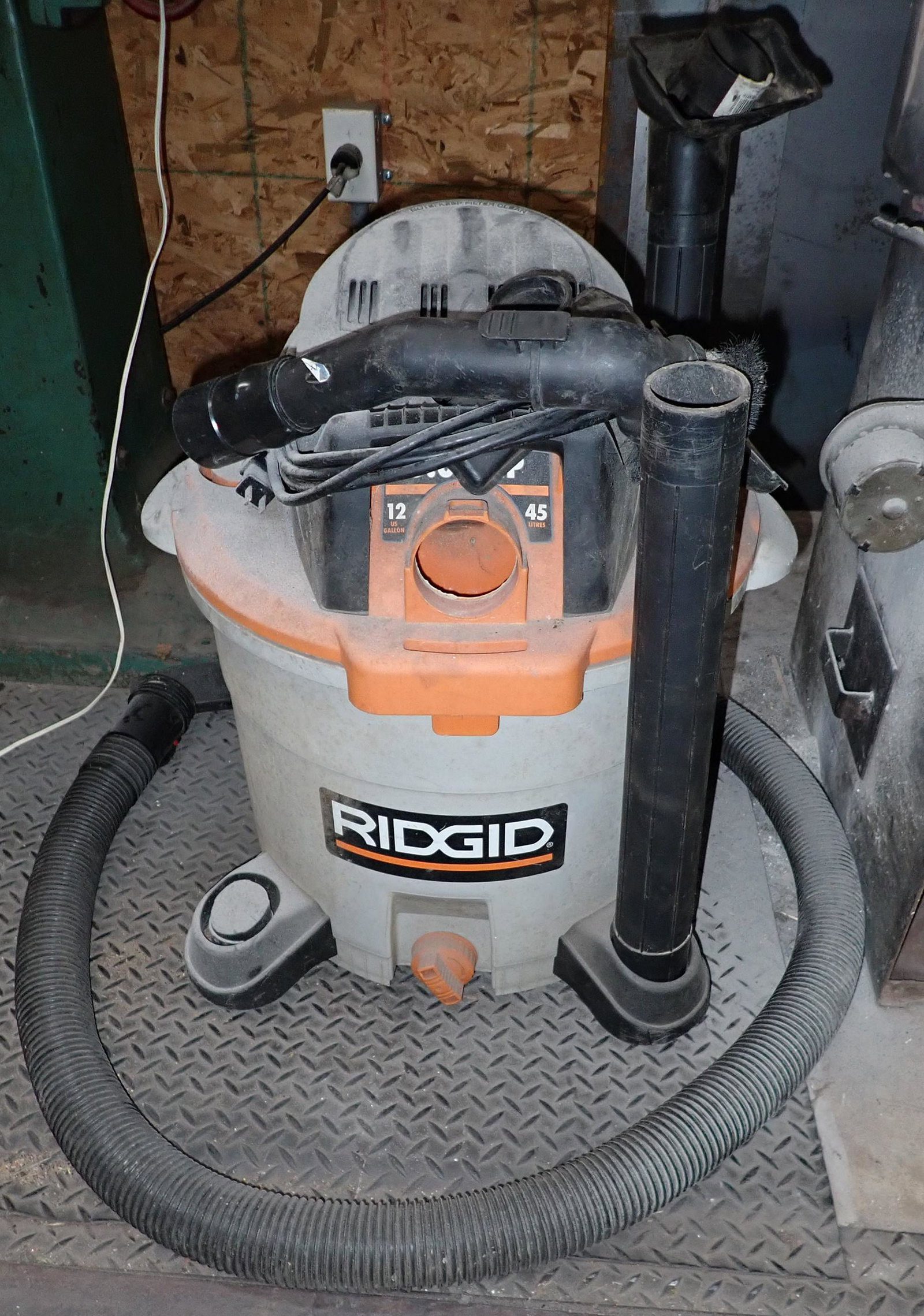 12 Gallon Rigid Shop Vac (1 of 2)