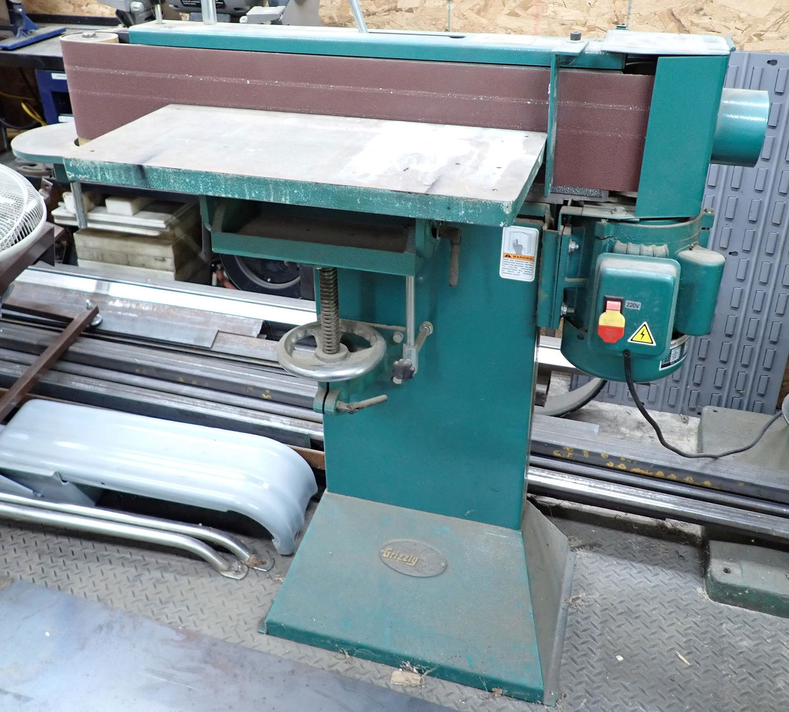 Grizzly G1140 6"x80" Edge Sander: 6" x 80" Edge sander, 220 volt. Buyer to bring proper help and equipment to remove. Located ground level, approx 23' from garage door. Must be removed before 1pm. Just have to go thru one doorway. NO