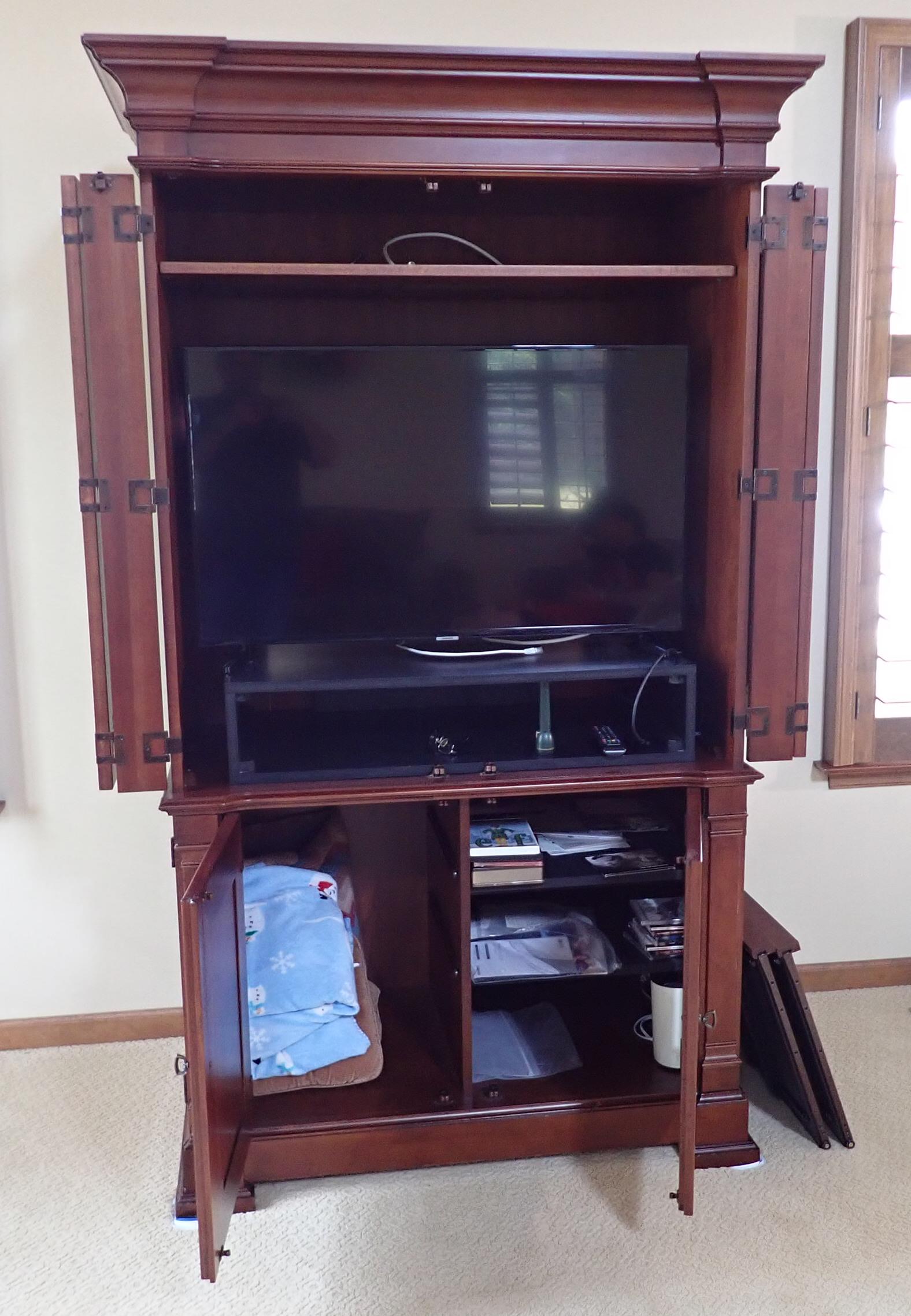 Entertainment Center w/ Flatscreen TV (1 of 5)