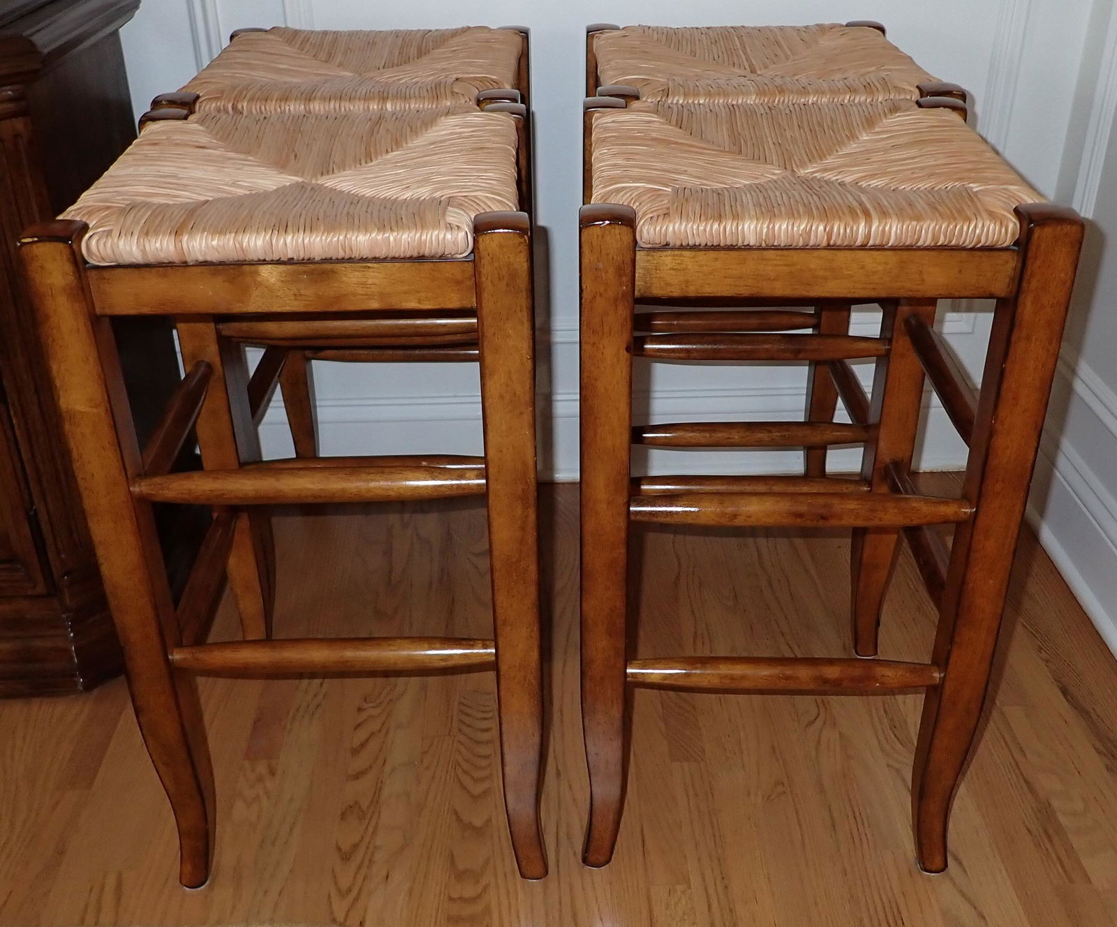 4 Bar Stools & Wreath (1 of 3)