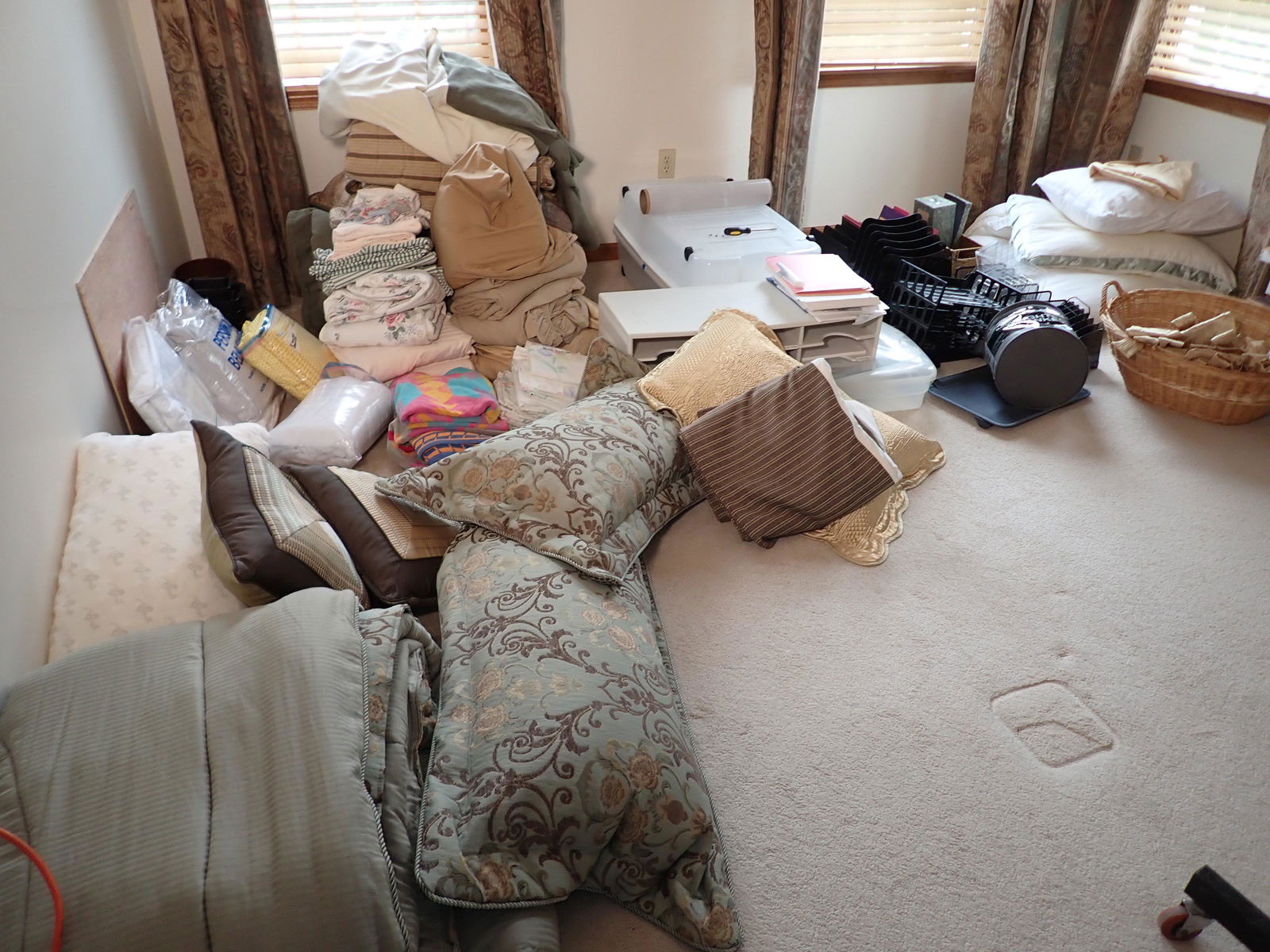 Blankets Pillows Towels Misc Room Contents (1 of 8)