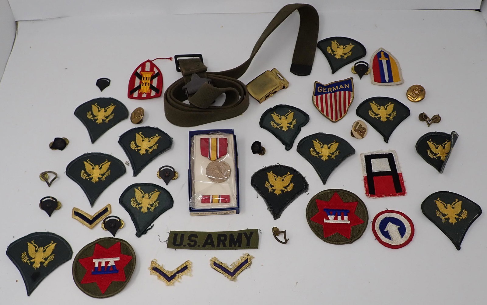 US Military Pins Patches National Defense Medal (1 of 7)