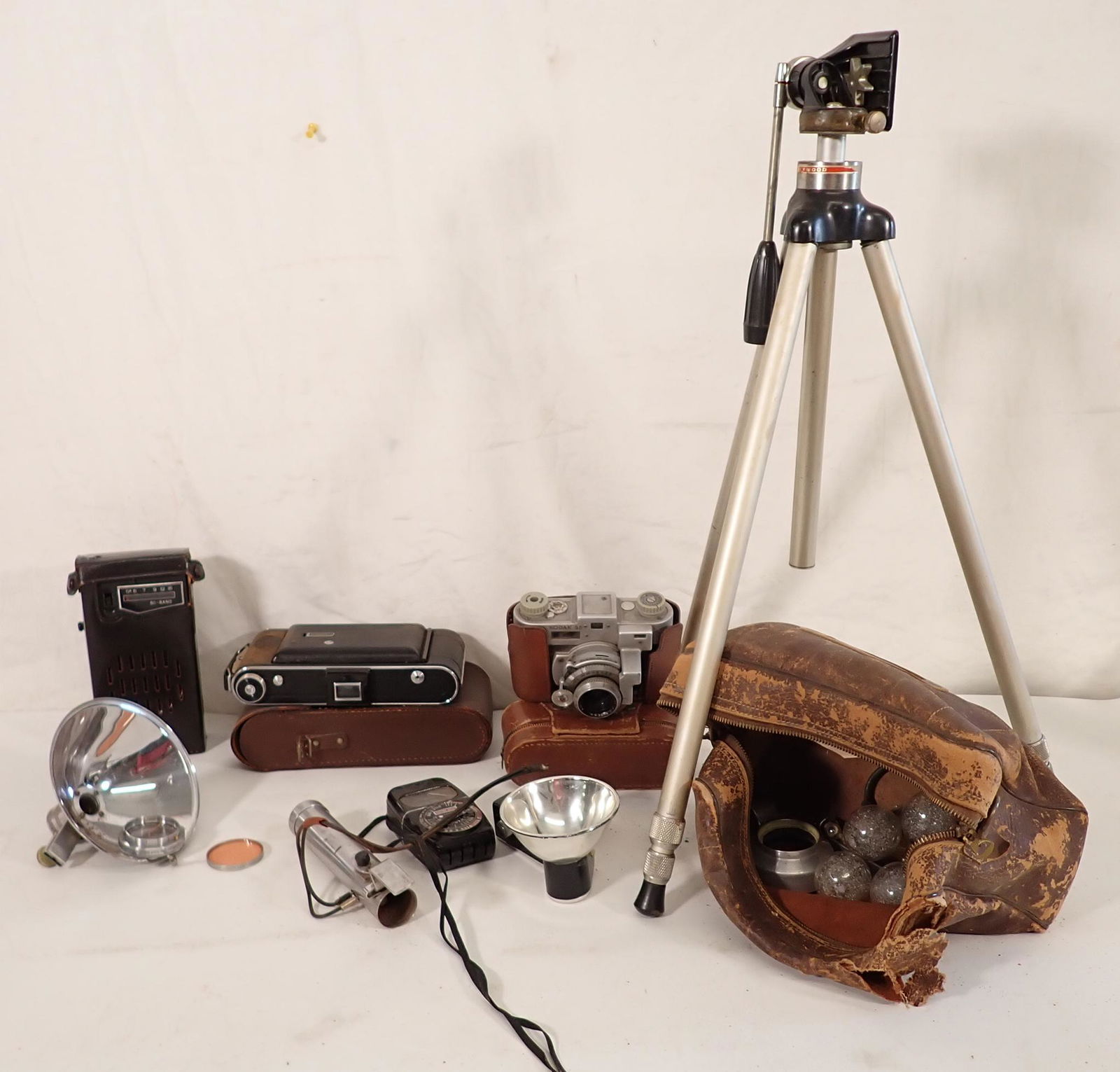 Cameras & Accessories incl Kodak 35 (1 of 6)