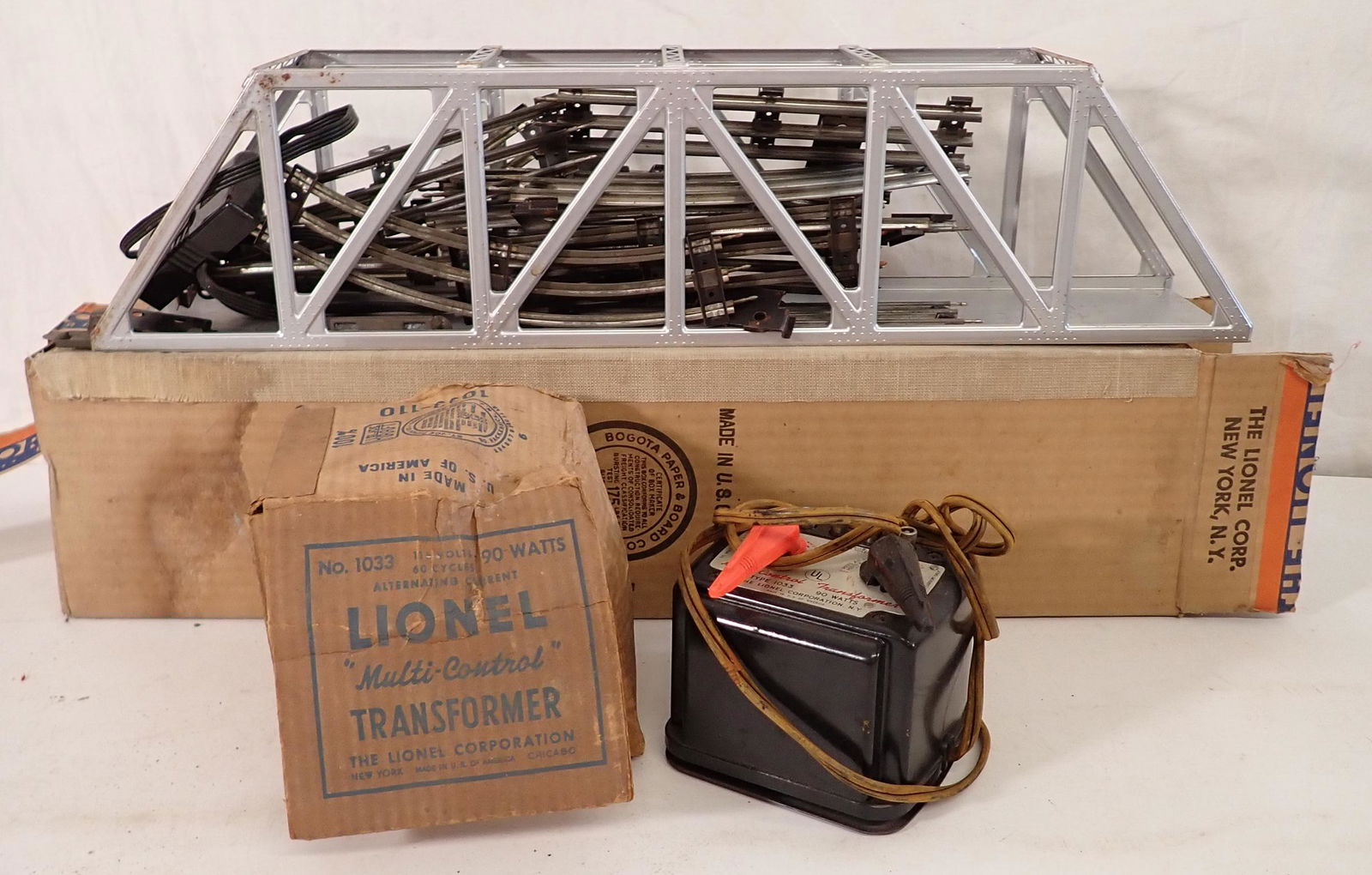 Lionel Bridge Trestle Transformer & Track (1 of 3)