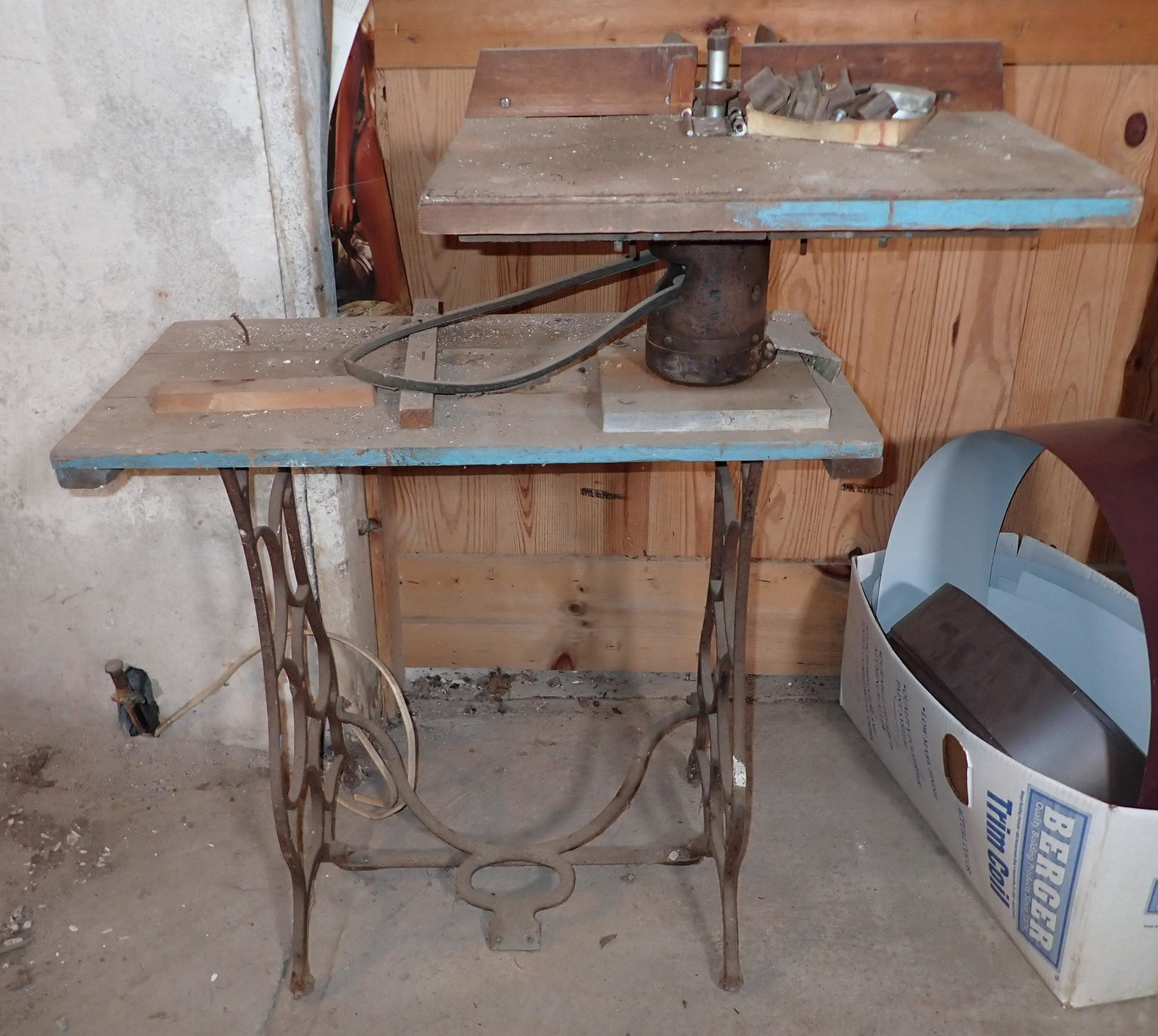 Router Mounted on Sewing Machine Base: No Shipping !
