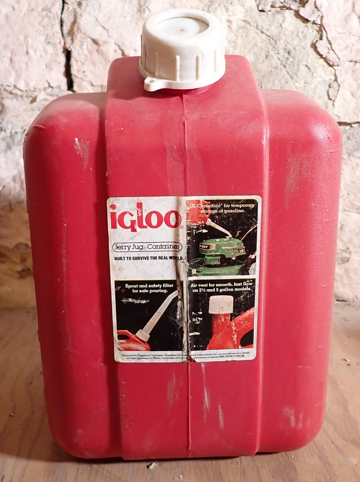 Igloo 2 1/2 Gallon Jerry Jug Fuel Can Auction