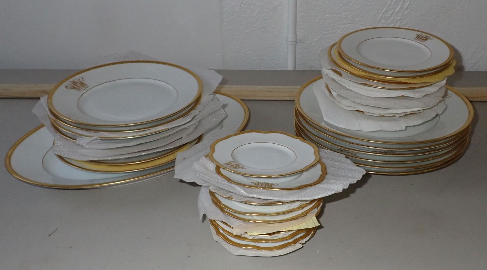 36 pcs Dresden Monogrammed Dinnerware (1 of 4)