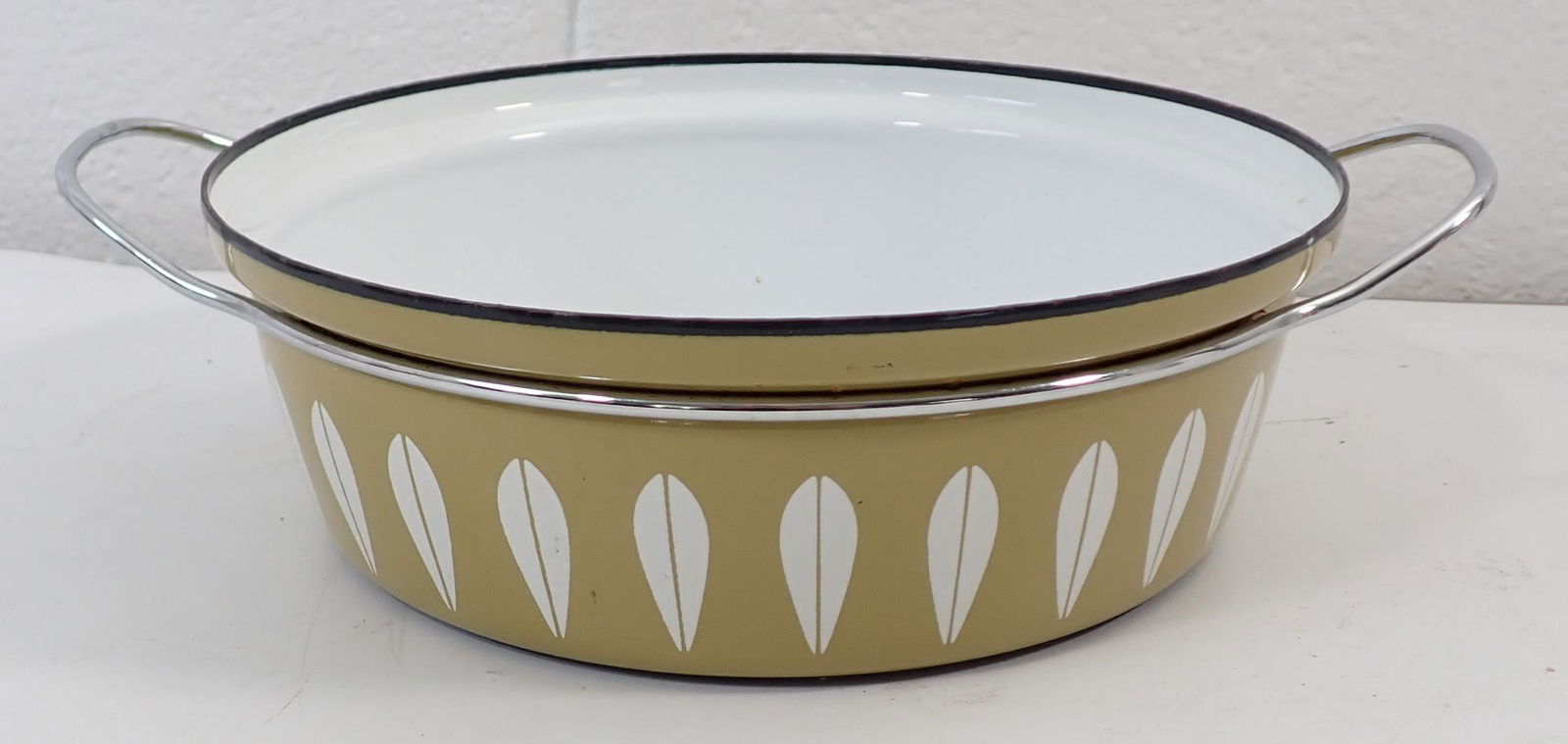 Catherine Holm Enamelware Lotus Casserole (1 of 3)