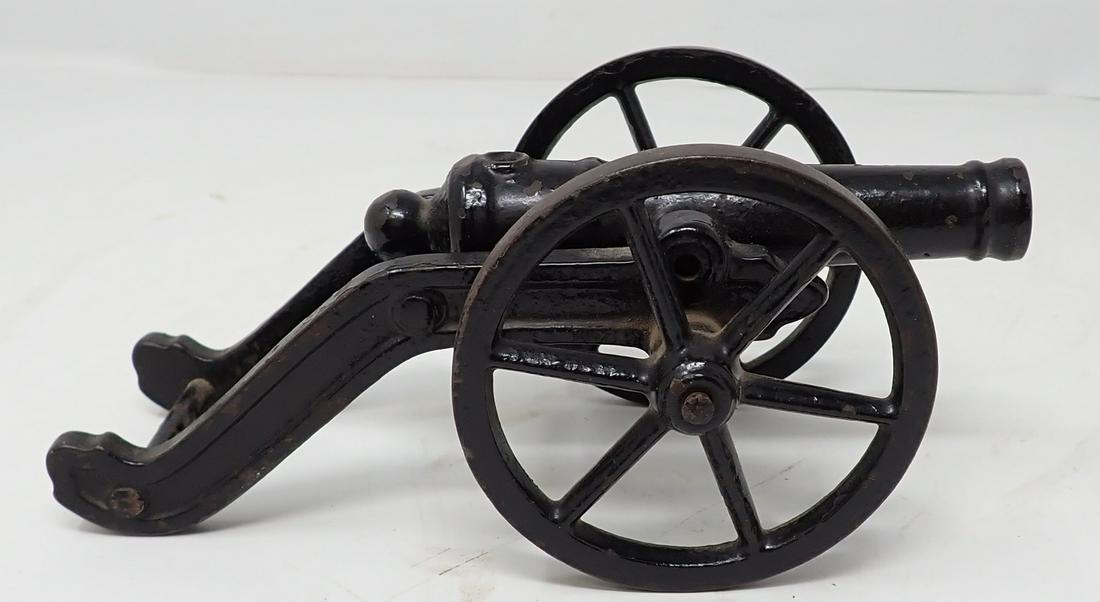 Cast Iron Cannon: Apprx 7" long