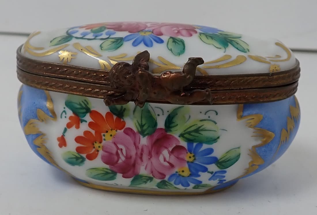 Limoges Trinket Box: Apprx 1 3/8" x 2 1/2" x 1 1/2" tall.