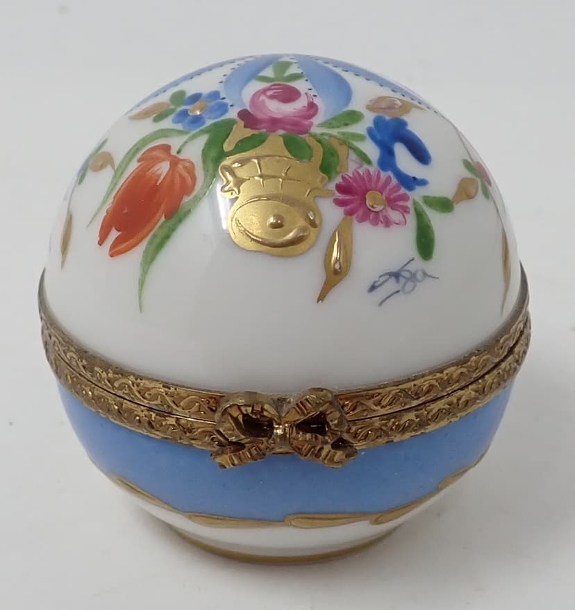 Limoges Trinket / Pill Box: Approx. 1 3/4" in diameter.