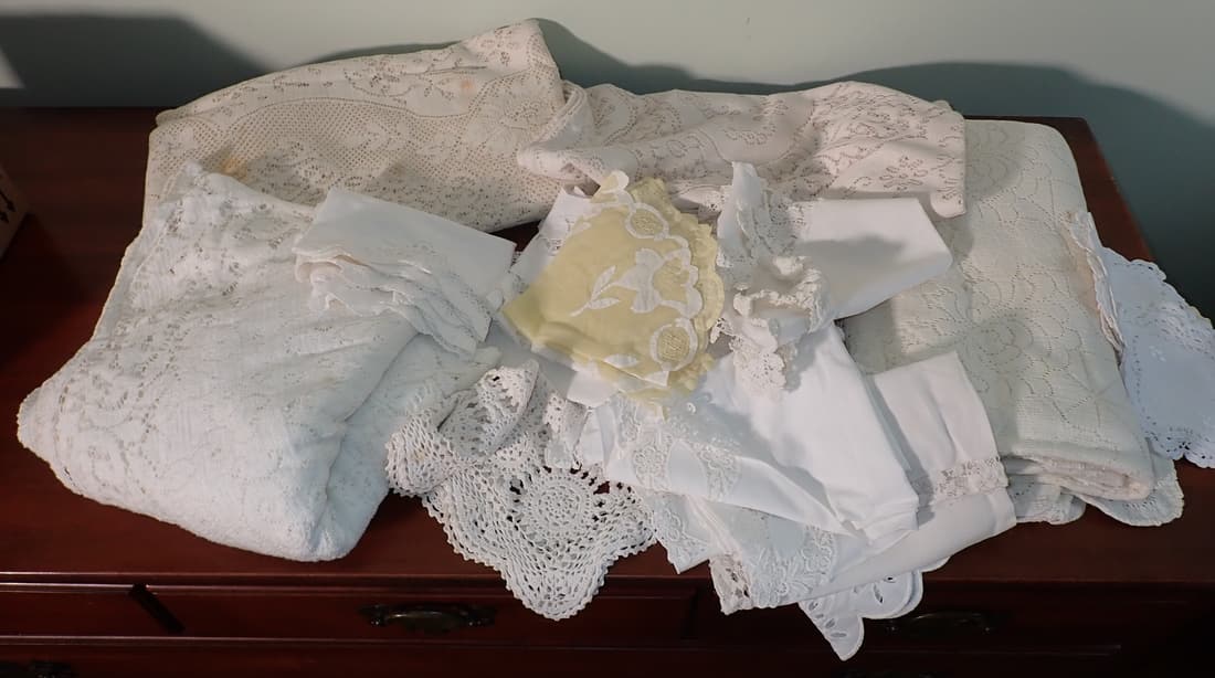 Tablecloths Doilies & Misc (1 of 4)