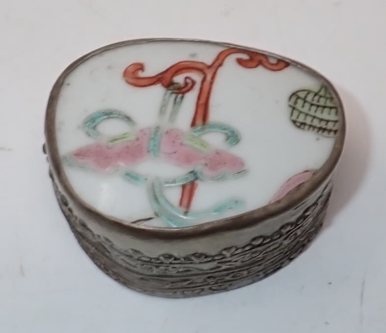 Porcelain Enamel Painted Trinket Box: Apprx 1 1/2" x 2" x 1 1/8" tall