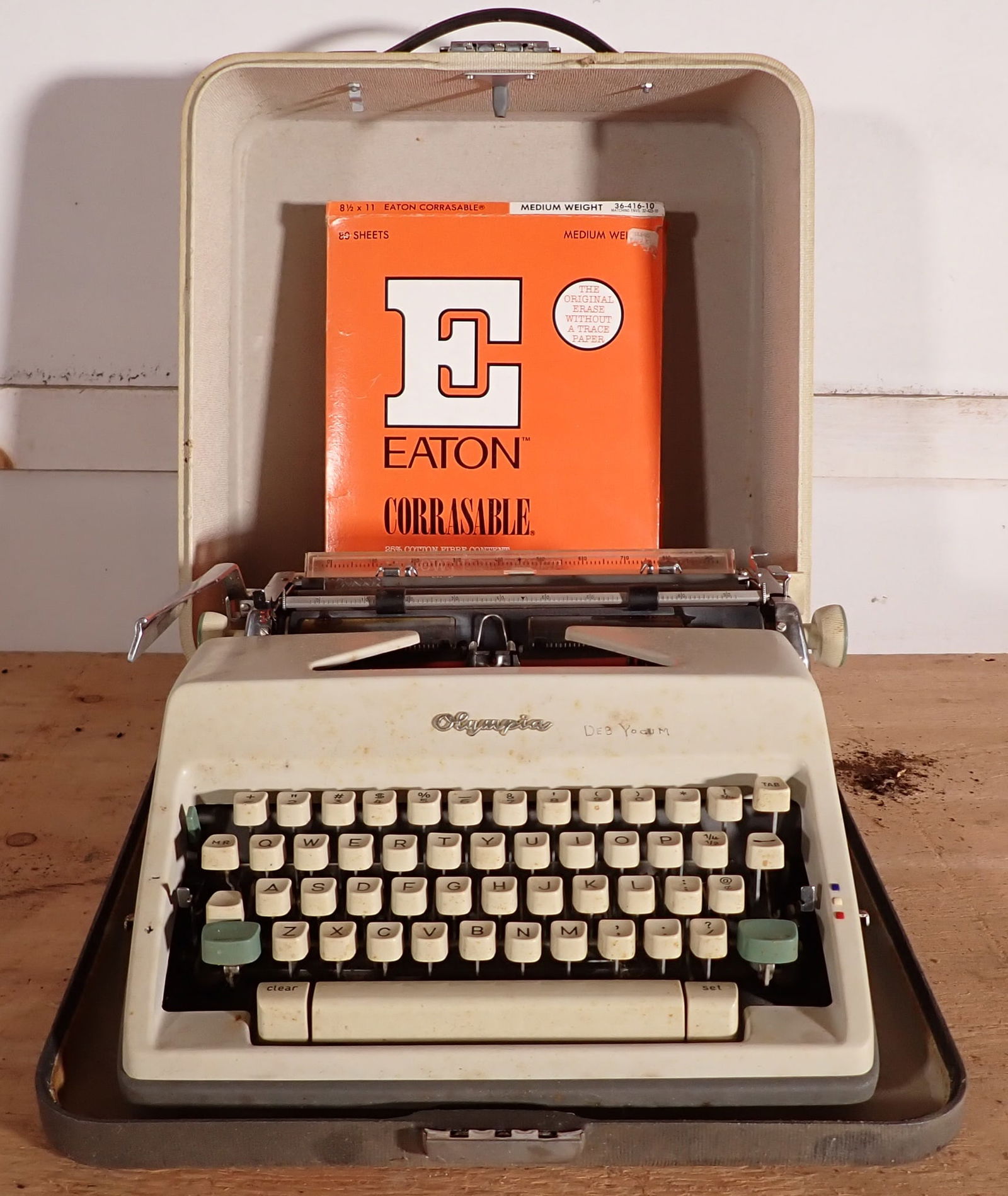 Olympia Deluxe Typewriter (1 of 4)