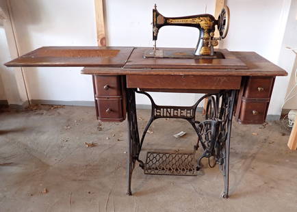 Singer Treadle Sewing Machine: NO shipping ! Bring help to load !