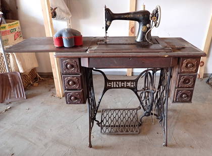 Singer Treadle Sewing Machine: NO shipping ! Bring help to load !