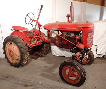 Farmall Tractor: No shipping ! Bring proper help and equipment to load !